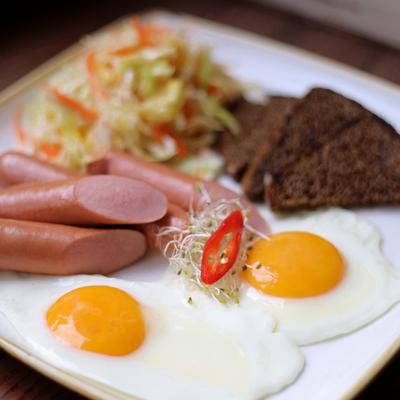 Fried eggs (served with toasts and a salad of your choice)