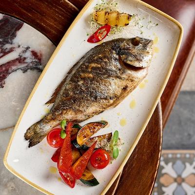 Дорадо на грилі з овочами